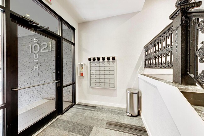 Building Photo - 1021 S State St