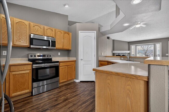 Building Photo - GREAT LOCATION - 3bd/2ba Home w/Room to Park Your Toys!