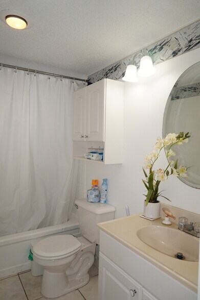 Building Photo - 404 NW 68th Ave