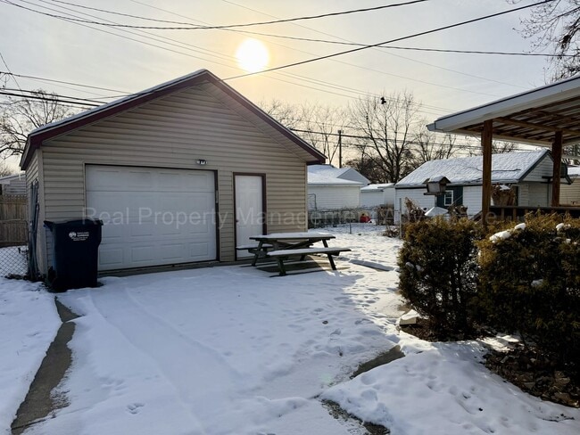 Building Photo - Updated Ranch on Double Lot Near Royal Oak & Ferndale