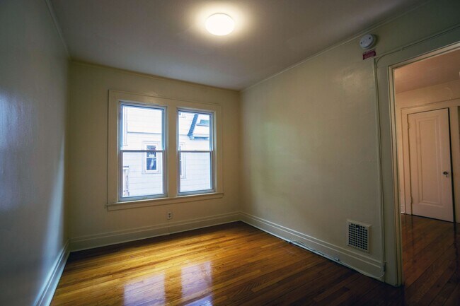 Building Photo - Spacious 3 Bedroom Flat With Off-Street Pa...