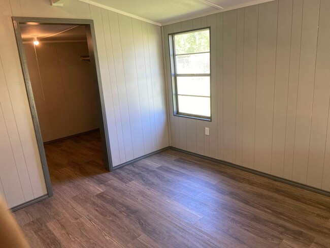 Building Photo - Remodeled Unit Available Now!