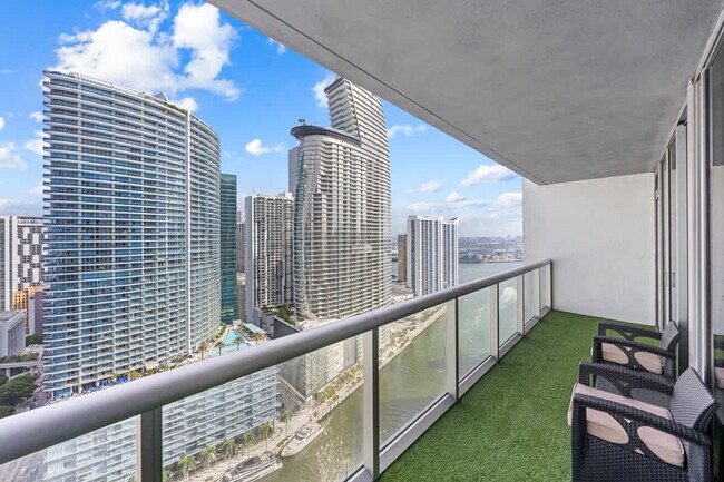 Building Photo - 495 Brickell Ave