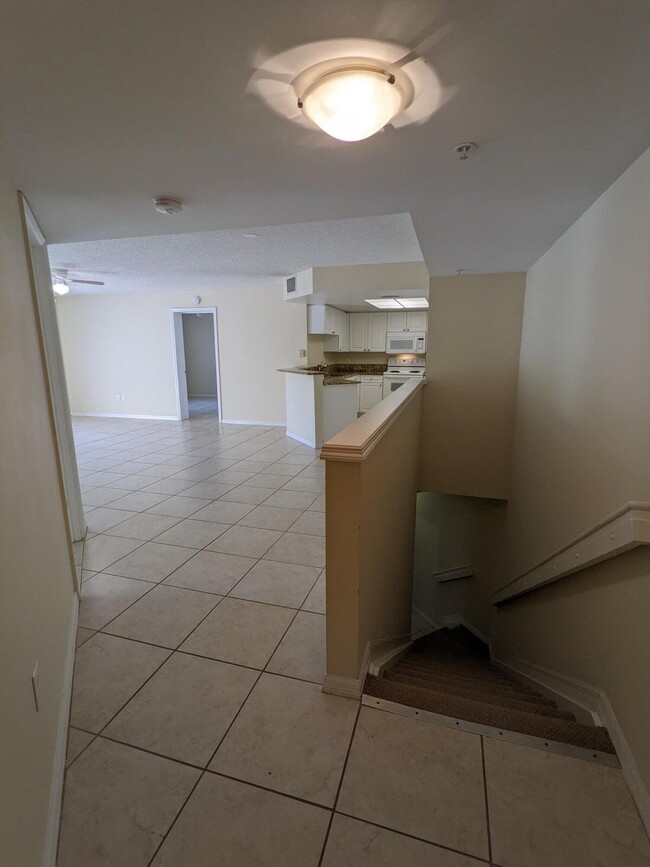 Building Photo - 1000 Crestwood Ct S