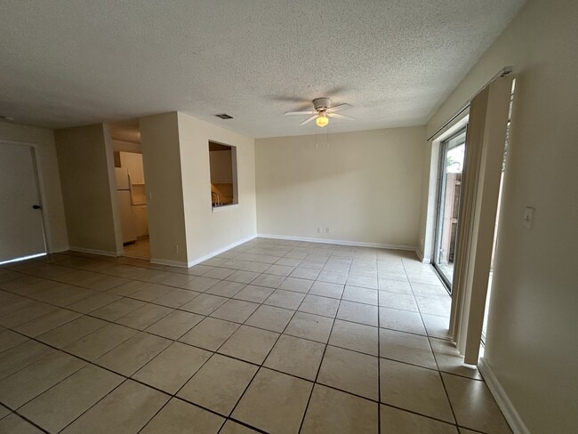 Building Photo - 910 Cypress Way E