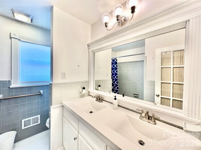 Building Photo - 2931 Belmeade Dr