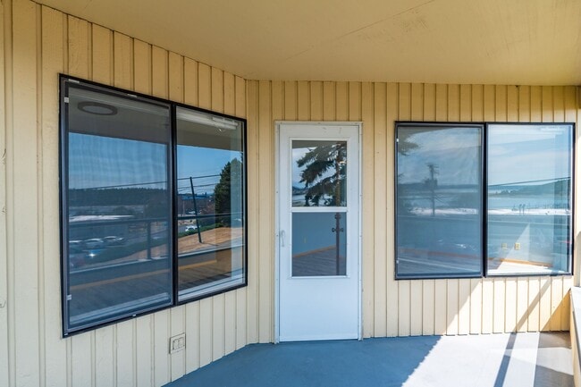 Building Photo - 2 Bed 2 Bath Water View Condo - Water/Sewe...