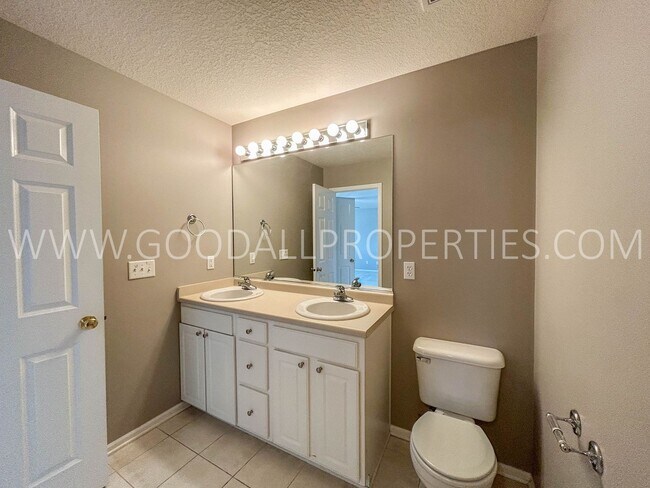 Building Photo - 3 Bedroom Single-Family home in West Des Moines with a fully fenced in yard!