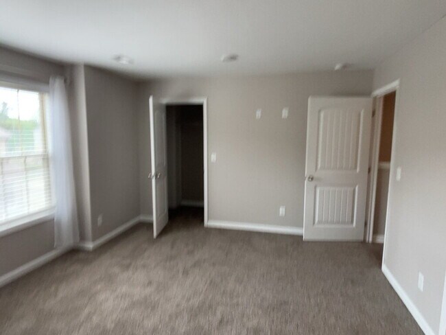 Building Photo - Gated Sango Townhome- Prime Location for Commutes