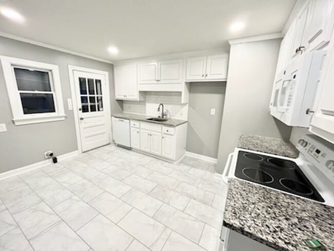 Building Photo - 205 Clyde Ave N