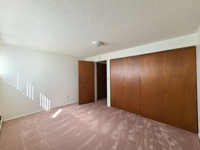 Building Photo - $1,050 - 1 Bed / 1 Bath Spacious Condo in South Hill