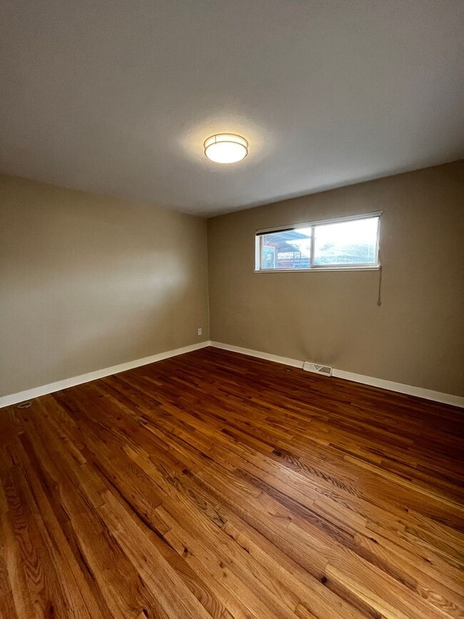 Building Photo - Updated Two Bed One Bath Duplex in Edgewater