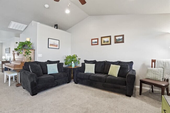 Building Photo - 218 Cliff Swallow Ave