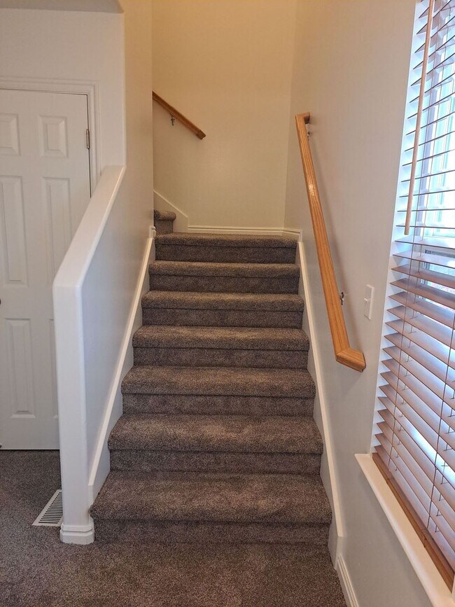 Building Photo - Fantastic 4bd Townhome in Provo!