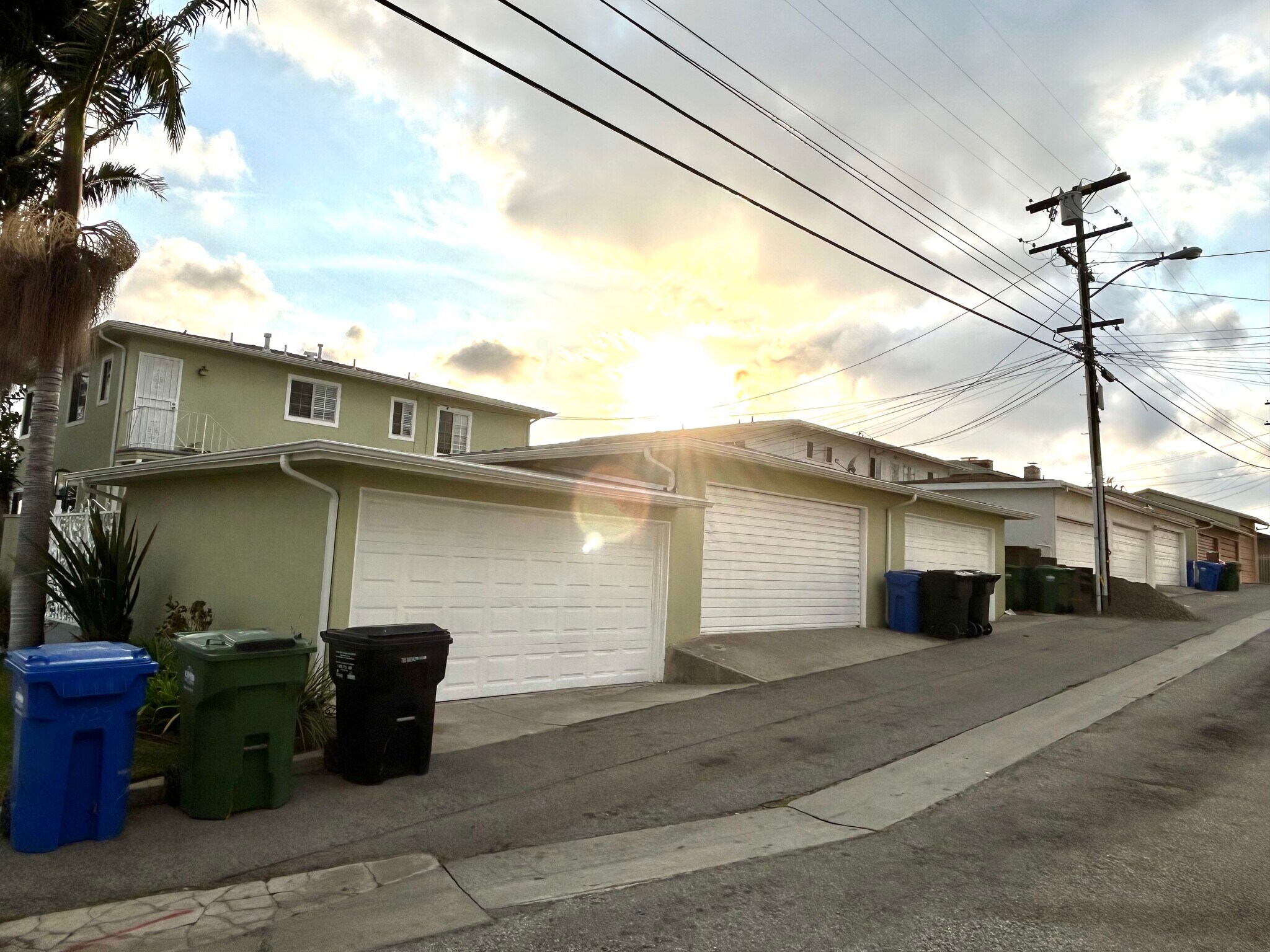 2 car garage alley way entrance & exit - 5727 S Corning Ave