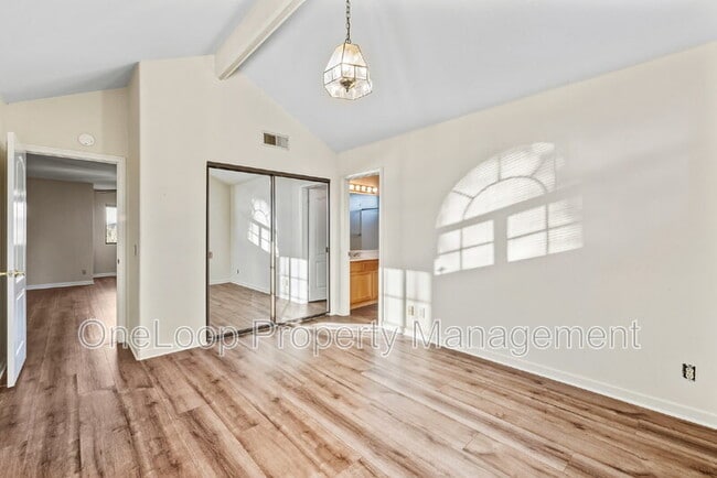 Building Photo - 493 Summerhill View