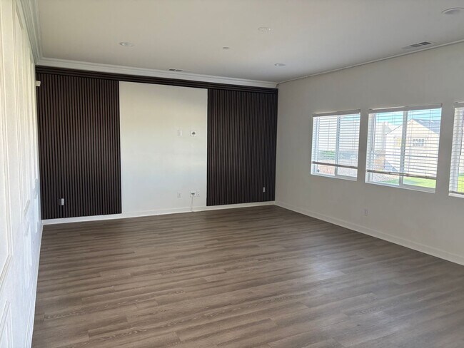 Building Photo - Stunning 5-bedroom, 3.5-bath home