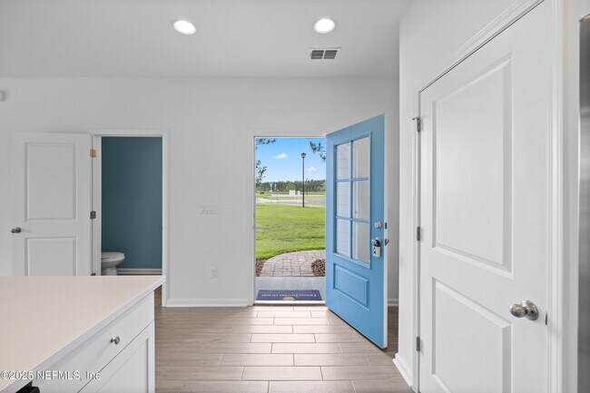 Building Photo - 180 Brandon Lks Dr