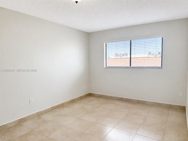 Building Photo - 1521 W 42nd Pl