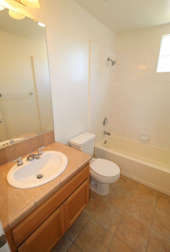 Building Photo - Large Ventura Home with Community Pool