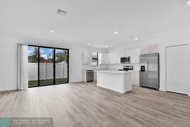 Building Photo - 710 Del Vista Rd