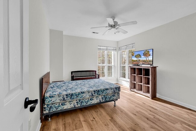 Building Photo - ** $1,000 off your first months rent with a move in by April 15th ** Rent includes Trash pick up,...