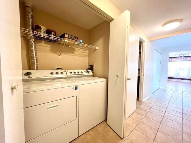 Building Photo - 17 Le Jardin Ct
