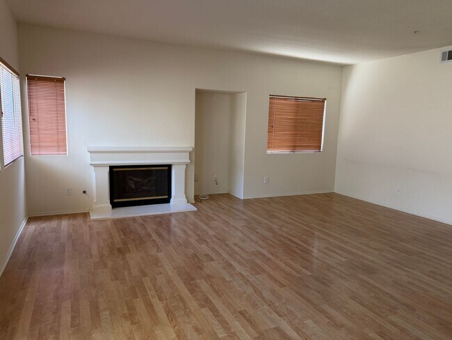 Building Photo - Sunny Ventura Home with 4 bed + 2.5 bath and 3 car garage