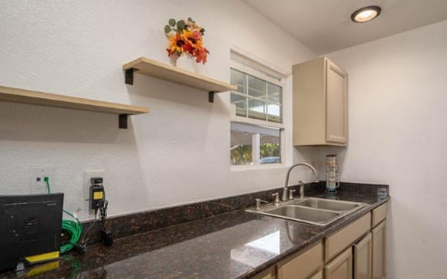 Building Photo - Up-Dated 3 Bedroom 1.5 Baths Centrally Loc...