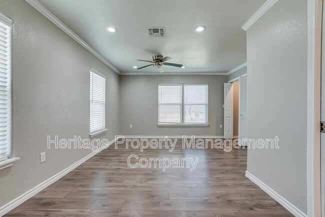 Building Photo - 479 S Sycamore Ave