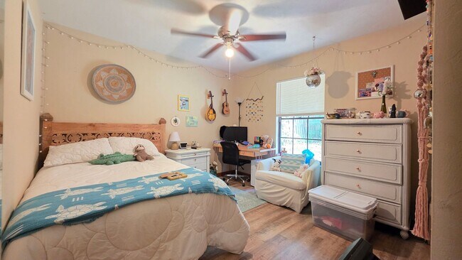 Building Photo - FOR FRENT Home near UF. 3 Bed, 2 bath, 2 c...