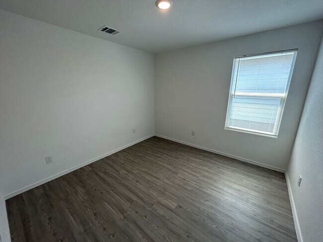 Building Photo - **APPLICATION RECEIVED** BEAUTIFUL 3 Bedroom / 2 Bath Home w/ Community Park & Pool!