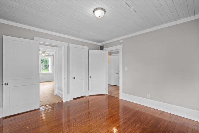 Building Photo - 204 S McRae St