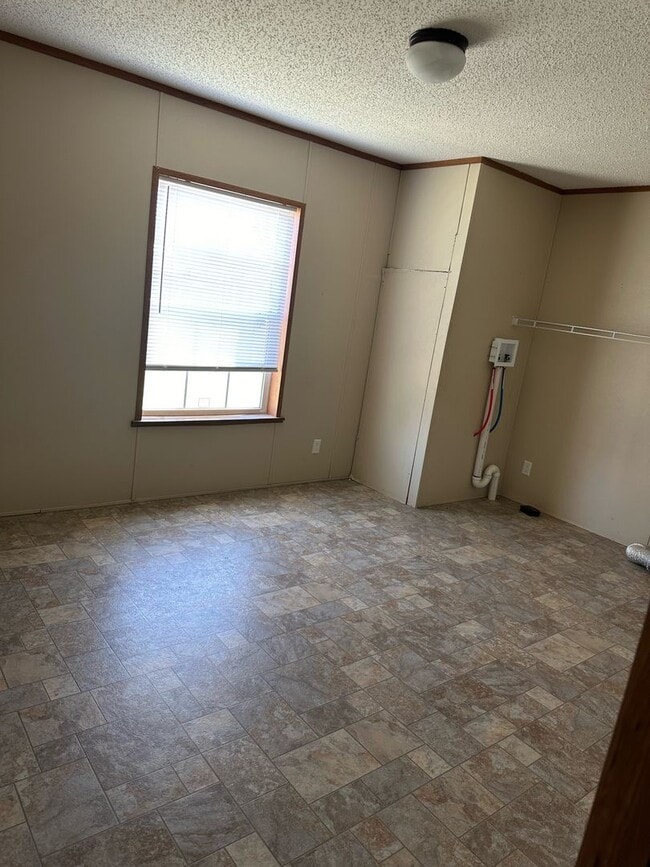Building Photo - 3 Bed, 2 Bath Trailer