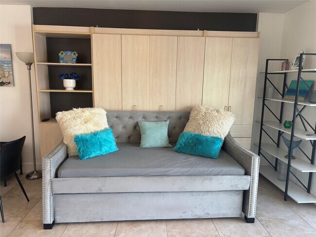 Building Photo - 2900 NE 30th St