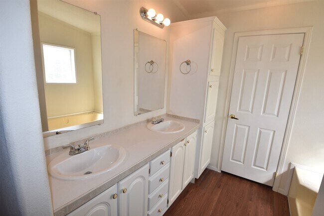 Building Photo - 10007 Elderberry Park Ln