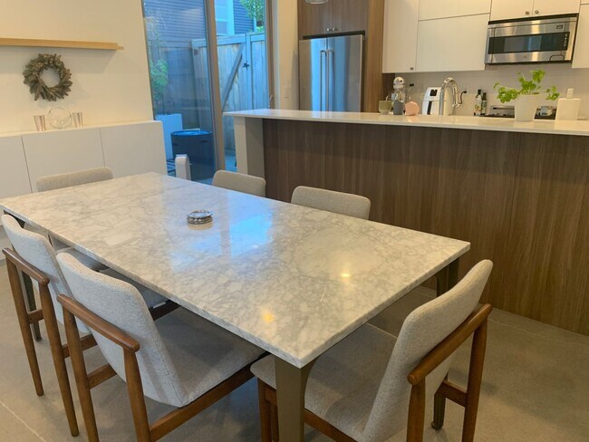 Building Photo - Capital Hill Row House ! 3 bed, 3 bath 194...