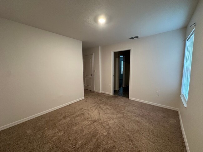 Building Photo - 3BR Townhome in Tavares with Open Floor Plan & Community Playground