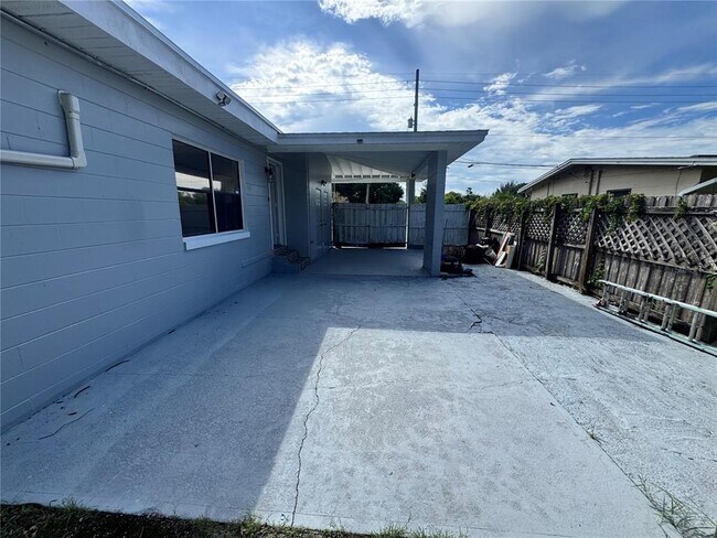Building Photo - 1111 Romano Ave