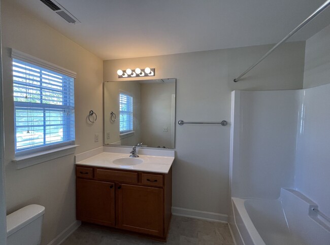 Building Photo - Townhouse For Rent