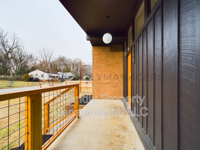 Building Photo - 304 Hobson St