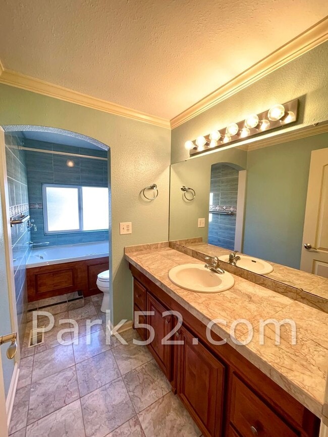 Building Photo - 2 Bedroom Tacoma Townhome