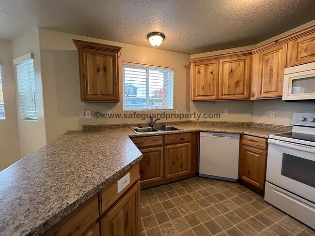 Building Photo - Wonderful 3 Bedroom Condo in Sandy
