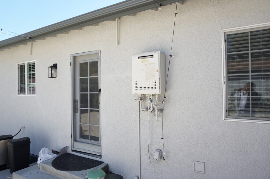 Building Photo - 8533 Woodley Ave
