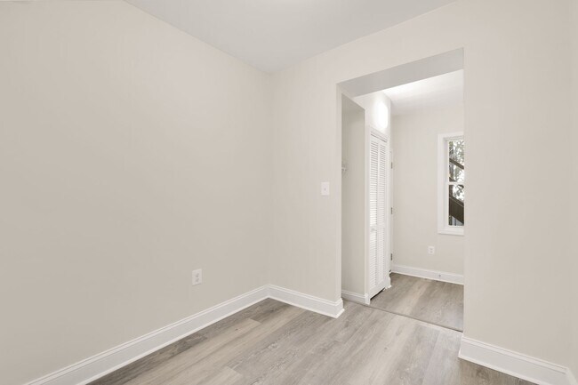 Building Photo - Newly Renovated 3BR/1BA - WASHEY/DRYER - I...