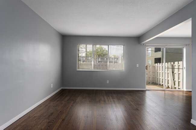 Building Photo - 421 W 87 Pl