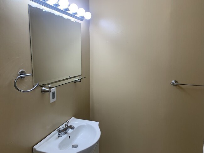 Building Photo - 2 Bedroom Upper Close to Downtown!