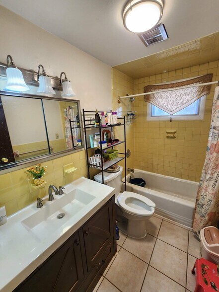 Building Photo - 483 Lillian Ave