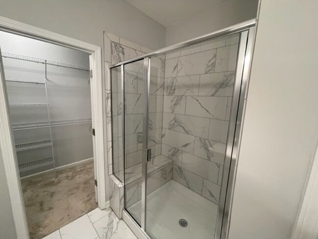 Building Photo - MOVE IN READY! Amazing end-unit townhome