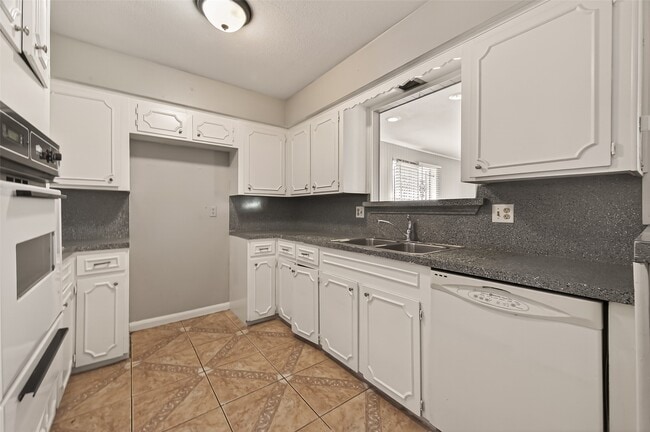 Building Photo - 10607 Bainbridge St